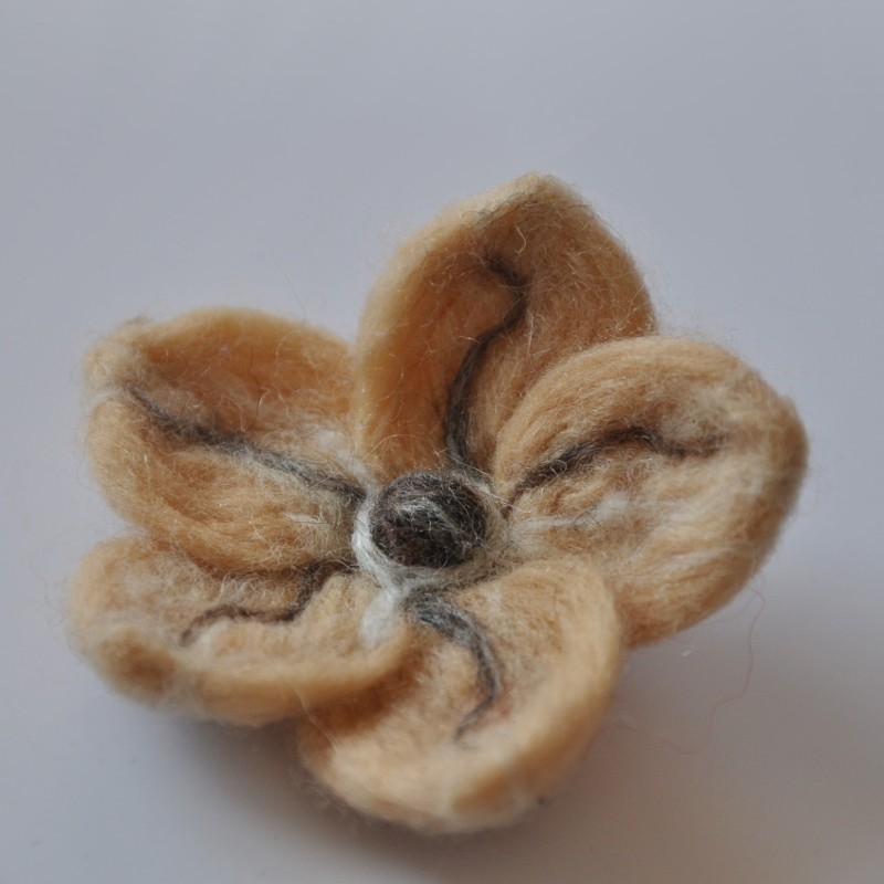 Broszka kwiat z filcu bezowy 5 płatków
