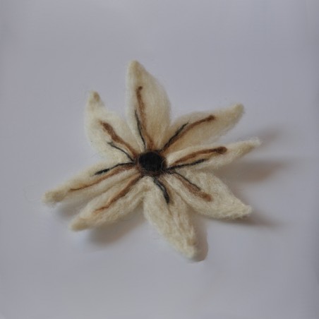Broszka kwiat z filcu - beżowy